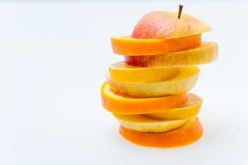 Gestappelte Scheiben von Apfel und Orange