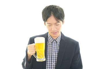 ビールを飲みすぎた男性