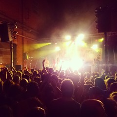 Gente en un concierto alternativo en la calle