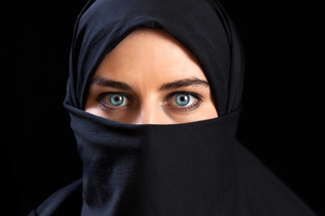 Naklejka premium Muslim woman wearing the face veil