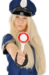 Frau als Polizist verkleidet hält Kelle