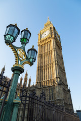 Fototapeta na wymiar Big Ben mit Laterne und blauen Himmel