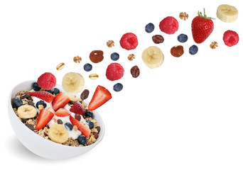 Fliegendes Frucht Müsli zum Frühstück mit Früchte wie Banane © Markus Mainka