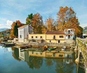 Obraz premium riverside houses and boats