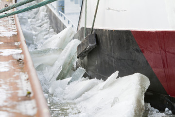 Detail vom Schiff mit Eisschollen