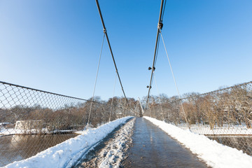 Fu&szlig;g&auml;ngerbr&uuml;cke in Minden zur Winterzeit
