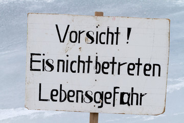 Warnschild dünne Eisschicht