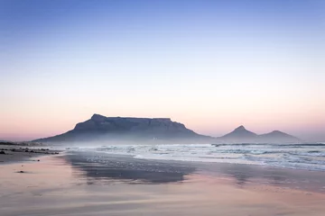 Crédence de cuisine en verre imprimé Montagne de la Table View of Table Mountain at sunrise, Cape Town, South Africa from Milnerton Beach