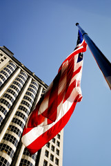 bandera de Estados Unidos en el distrito financiero de San Francisco