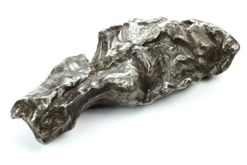 Fragment des Sikhote-Alin Meteoriten isoliert auf weißem Hintergrund