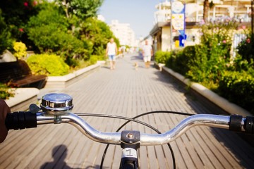 in bicicletta sulla pista ciclabile
