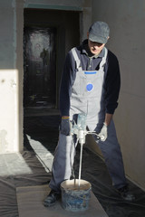 Gypsum puttying manually.