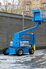 Articulating boom lift