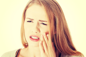Naklejka premium Beautiful casual woman with toothache.