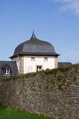 Fototapeta na wymiar Aussenmauer und Turm des Klosters Dalheim, Deutschland