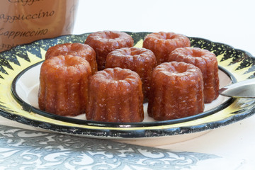 Canelés de Bordeaux sur assiette décorée