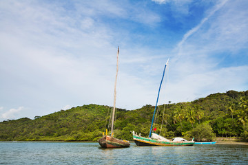 Selbstgebaute Segelboote aus Holz in Brasilien