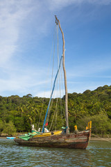 Segelboot aus Holz in der Allerheiligenbucht von Brasilien