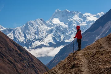 Crédence de cuisine en verre imprimé Manaslu Randonneur sur le trek dans l& 39 Himalaya, région du Manaslu, Népal