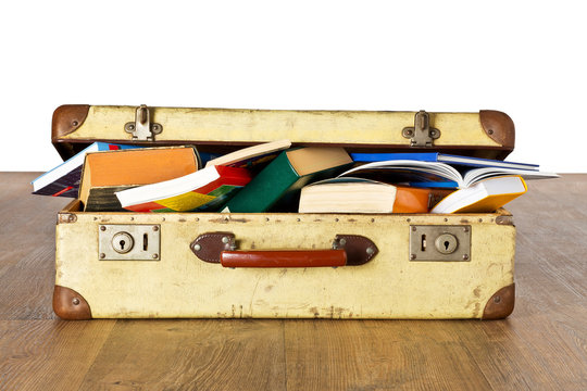 Alter Koffer voller Bücher - Studienreise