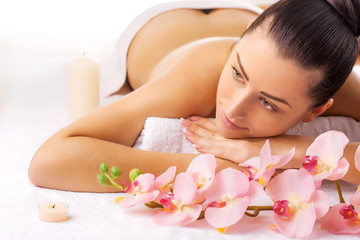 Obraz na płótnie Canvas beautiful woman in a massage salon