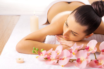 Obraz na płótnie Canvas beautiful woman in a massage salon