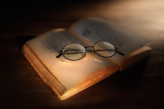 libro antico con occhiali