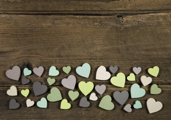Rustikaler Holz Hintergrund mit Herzen zum Valentinstag