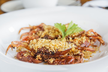 Soft shell crab fried with garlic