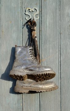 Bottines argent&eacute;es suspendues