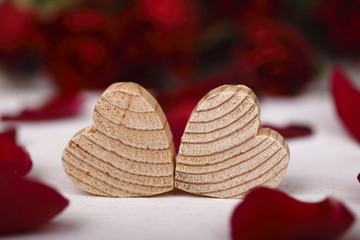 zwei herzen aus holz