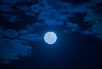 Obraz premium Nightly sky with large moon