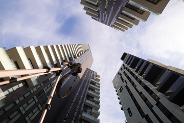 Grattacieli ripresi dal basso con fotocamere 