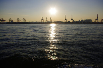 東京ベイエリアのガントリークレーン