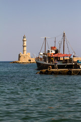 Старый маяк и корабль на острове Крит