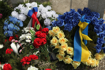 Wreathes with Russian and Ukrainian national flags.