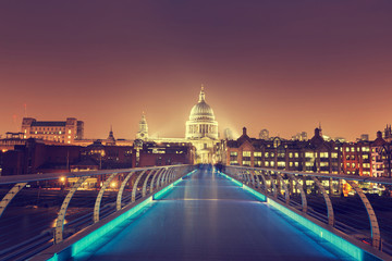 St. Paul Cathedral und Millennium Bridge, London, UK