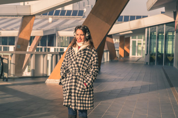 Obraz premium Beautiful young brunette posing in the city streets