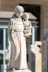 Obraz premium Statue of man and child