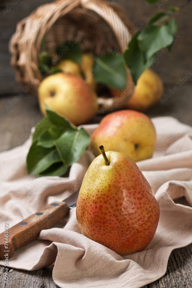 Wall mural pears on wooden background