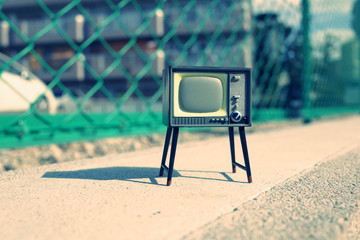 屋外に置かれたレトロなブラウン管テレビ