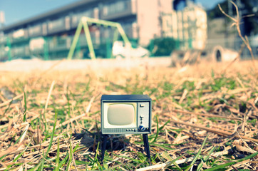 屋外に置かれたレトロなブラウン管テレビ