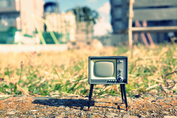 屋外に置かれたレトロなブラウン管テレビ