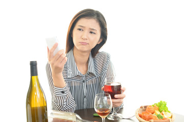 お酒を飲みすぎた女性