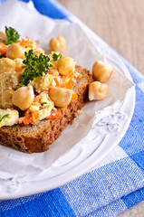 Sandwich with carrots, cheese and chickpeas