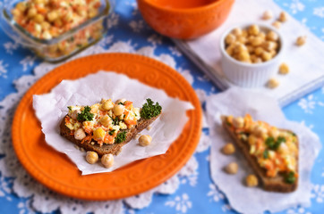 Sandwich with carrots, cheese and chickpeas