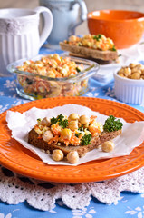 Sandwich with carrots, cheese and chickpeas