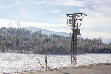 Winterlandschaft Straße Stromleitung