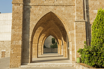 Durchgang bei der Kathedrale St. Stefan in Batroun, Nordlibanon