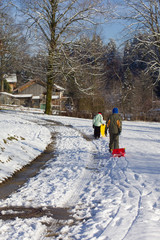 Kinder Schlitten Schnee Hochformat